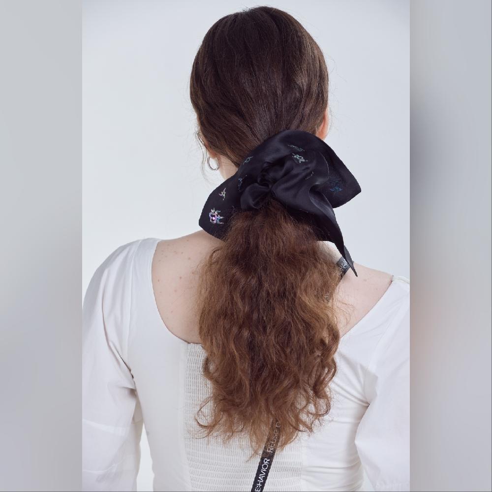 cloud nacre squre scrunchie